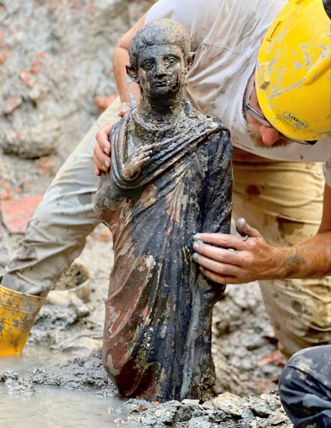 Eine der gefundenen Skulpturen. Italy Ancient Discovery