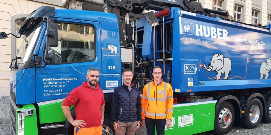 Einsatzfahrzeug, vollelektrischer Volvo-Lastwagen mit Wechselaufbau.