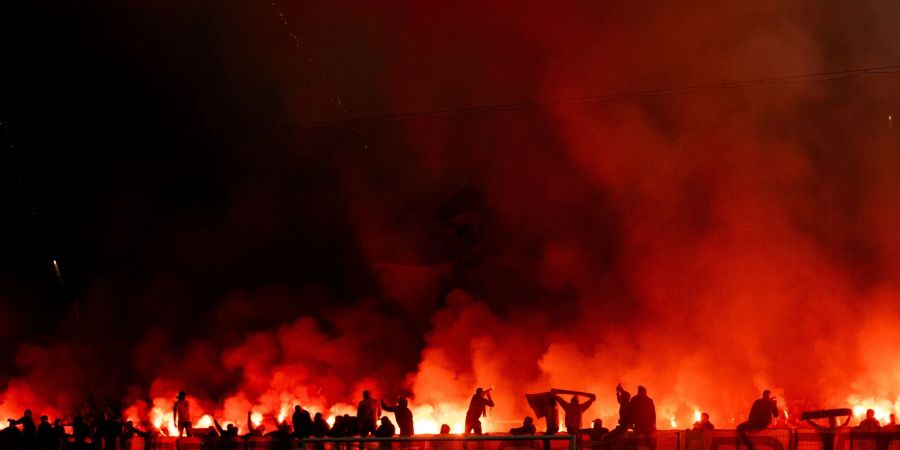 Kölns Ultras zünden Pyrotechnik auf der Südtribüne.