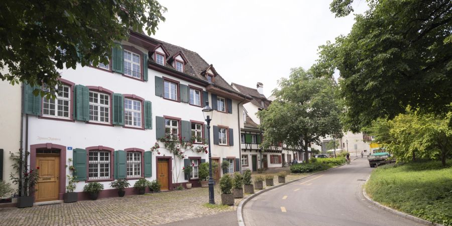 Eine historische Häuserzeile am Spalengraben in Basel, zwischen Universität und Spalentor.