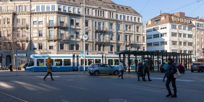 Die Umbaupläne betreffen auch den Löwenplatz. Dieser könnte bald auto- und tramfrei sein. (Archivbild) Der Löwenplatz im Kreis 1 in Zürich.