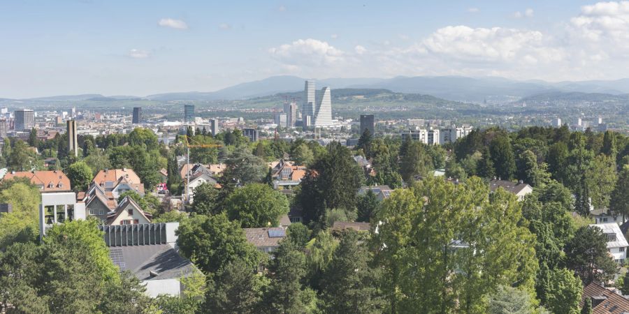 Die Stadt Basel gesehen vom historischen Wasserturm auf dem Bruderholz. In der Bildmitte sind die zwei Roche-Türme erkennbar.