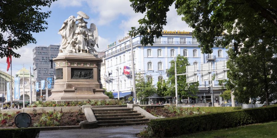 Das Strassburg Denkmal beim Bahnhof in Basel erinnert an die humanitäre Hilfe, die die Schweiz während der Belagerung Strassburgs im Deutsch-Französischen Krieg geleistet hat.