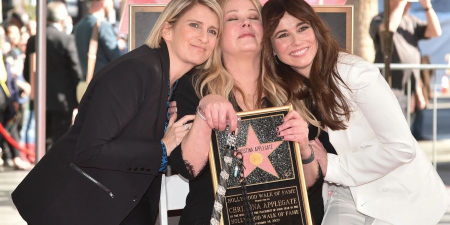 Liz Feldman (l.-r.), Christina Applegate und Linda Cardellini posieren beim Walk of Fame in Hollywood.