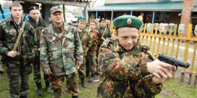 Junge Buben werden für den Krieg ausgebildet. Ukraine-Krieg