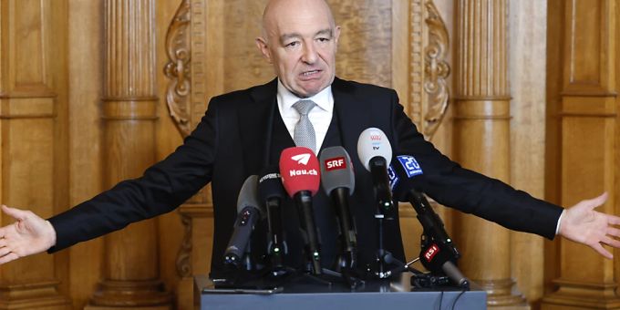 Der Zürcher SP-Ständerat Daniel Jositsch hat sich gegen den Willen der Parteileitung zum Bundesratskandidaten erklärt. Der Zürcher SP-Ständerat Daniel Jositsch hat sich gegen den Willen der Parteileitung zum Bundesratskandidaten erklärt.
