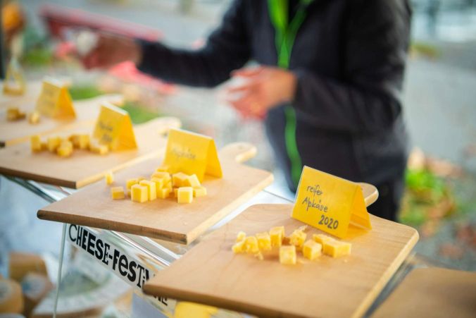 Fast an jedem Stand konnte man Käse degustieren.
