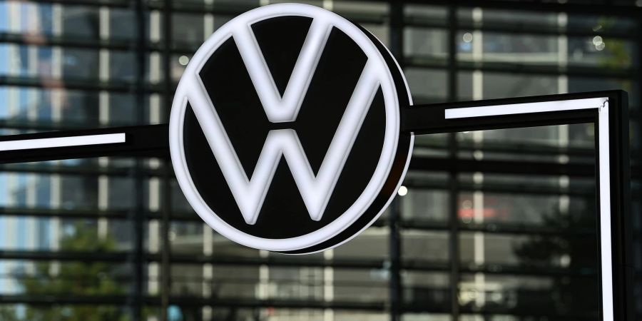 Das Logo von VW: Der Konzern will keine Werbung mehr auf Twitter schalten.