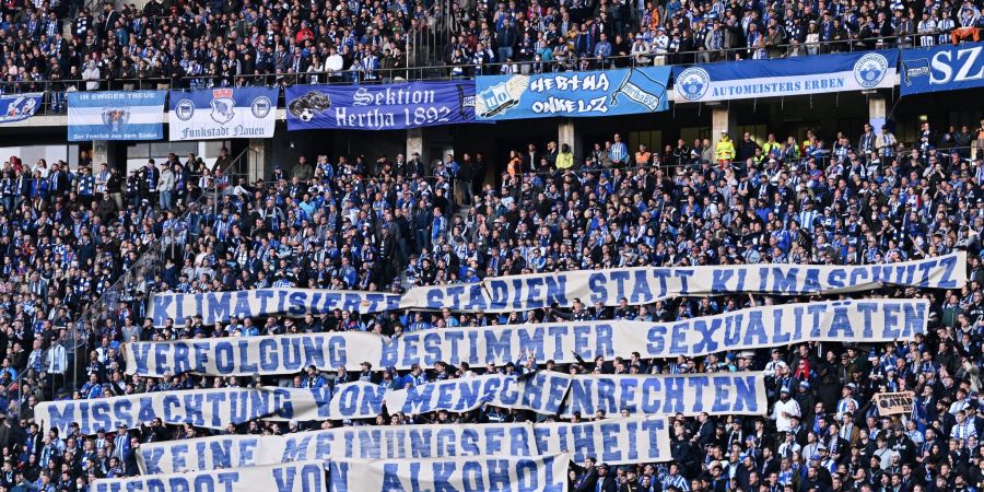 Herthas Fans in der Ostkurve zeigen Spruchbänder als Protest gegen die bevorstehende Fussball-WM und rufen zum Boykott auf.