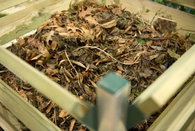 Die Mischung muss stimmen: Da Laub vergleichsweise schlecht verrottet, sollte es auf dem Kompost mit anderen Materialien geschichtet werden. Laub Kompost Schichten