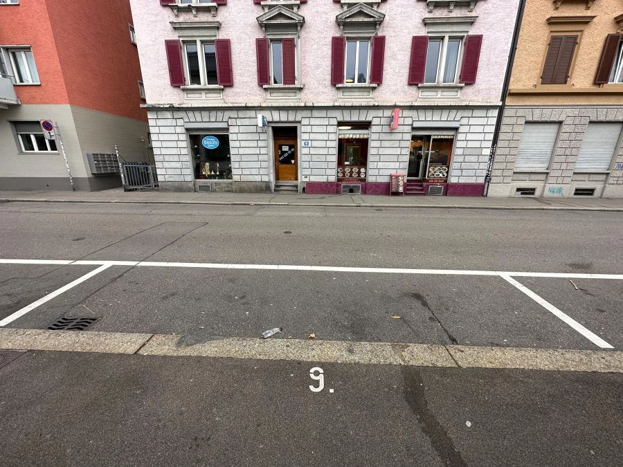 Auf diesem Parkplatz stand das Auto, als es gestohlen wurde.