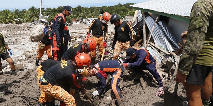 Rettungskräfte bergen eine Leiche in der Stadt Datu Odin Sinsuat in Maguindanao, im Süden der Philippinen. Foto: Uncredited/AP/dpa