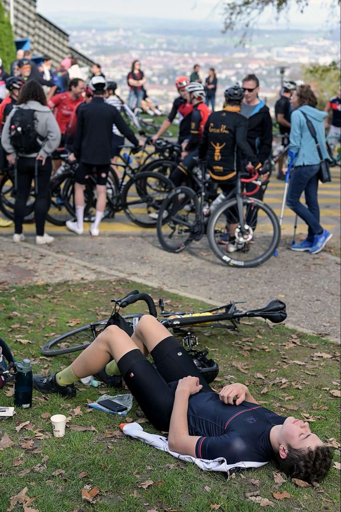 Kurze Ruhepause nach der Zieldurchfahrt.
