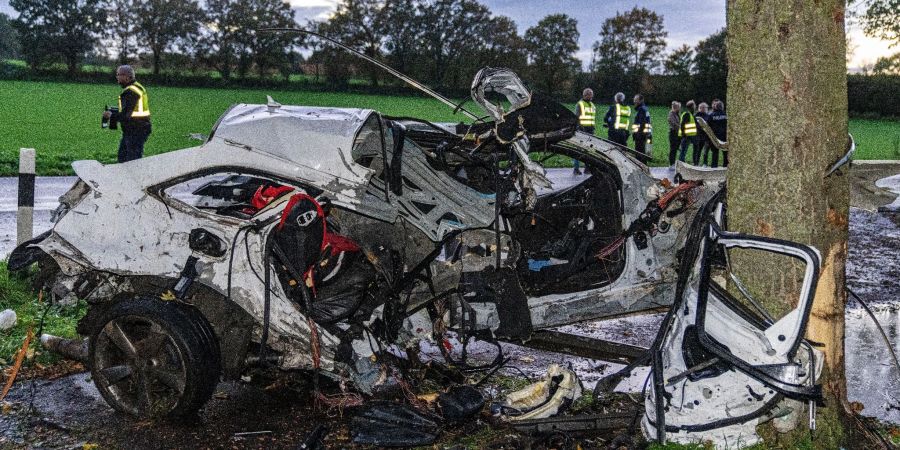 Das völlig zerstörte Autowrack nach dem Unfall in Rheurdt.