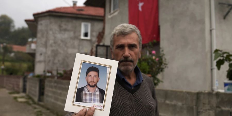 dpatopbilder - Bei der Explosion am 14. Oktober in einem Kohlebergwerk in der nordtürkischen Provinz Bartin waren 41 Kumpel ums Leben gekommen - elf weitere wurden verletzt. Foto: Khalil Hamra/AP/dpa