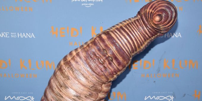 Heidi Klum kommt als Wurm verkleidet. Heidi Klums Halloween kostüme