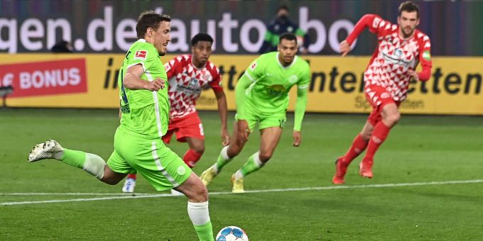 Wolfsburgs Max Kruse trifft per Strafstoss zum 2:0. Wolfsburgs Max Kruse trifft per Strafstoss zum 2:0.