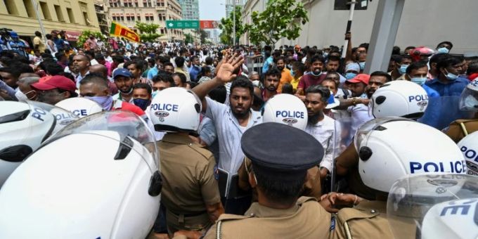 Polizisten und Demonstranten in Colombo Polizisten und Demonstranten in Colombo