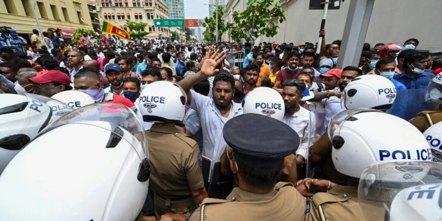 Polizisten und Demonstranten in Colombo