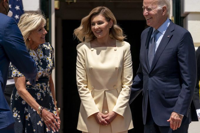Joe Biden und Jill Biden mit Olena Selenska. Die First Lady der Ukraine fand deutliche Worte für Wladimir Putin. Biden Ukraine First Lady