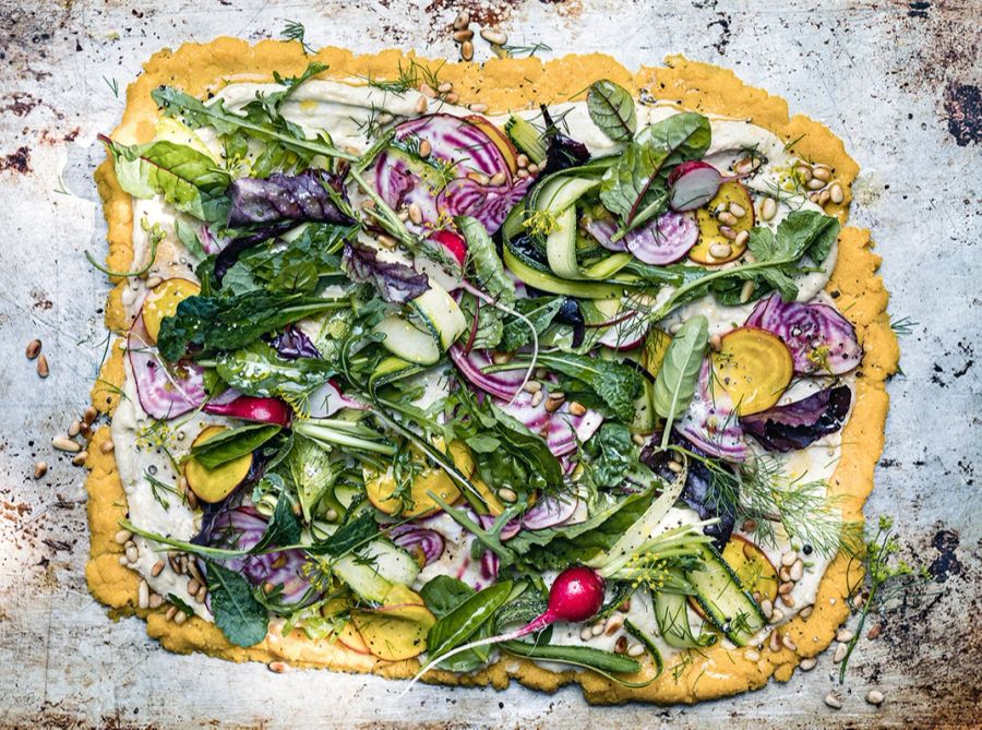 Pizza Polenta Blätter Salat Zwiebeln Radieschen Kräuter