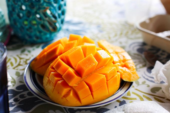 Eine frisch aufgeschnittene Mango. Mango
