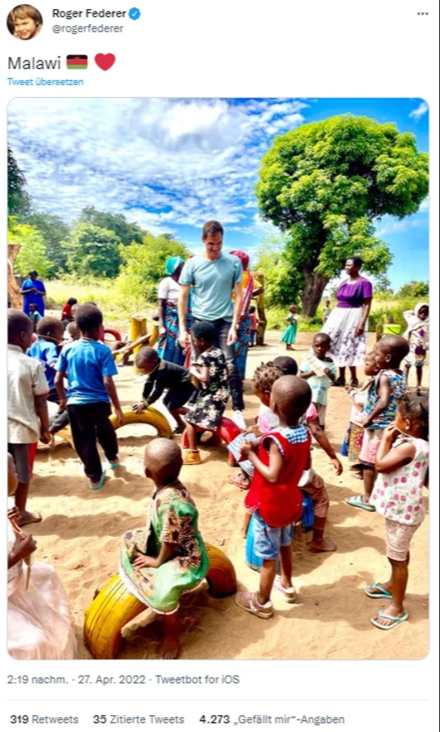 Roger Federer spielt mit Schulkindern in Malawi.