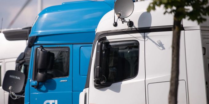 Auch im Güterverkehr herrscht ein Fachkräftemangel. Laut Bundesverband Güterkraftverkehr Logistik und Entsorgung fehlen in Deutschland 60.000 bis 80.000 Lkw-Fahrer. Auch im Güterverkehr herrscht ein Fachkräftemangel. Laut Bundesverband Güterkraftverkehr Logistik und Entsorgung fehlen in Deutschland 60.000 bis 80.000 Lkw-Fahrer.