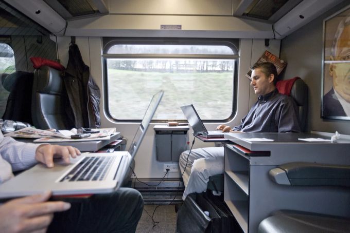 Arbeiten im Zug ist bei Pendlern Alltag: Hier zwei Männer in der ersten Klasse. Pendler arbeiten Laptop