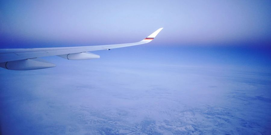 Blick aus dem Airbus A350 der Luftwaffe mit dem Bundeskanzler von Tokio über Alaska nach Schönefeld zum militärischen Teil des BER-Flughafens.