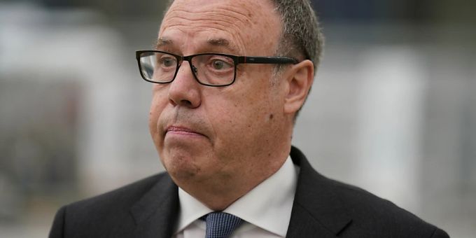 Nigel Dodds, früherer DUP-Fraktionschef im britischen Parlament, im Auszählungszentrum der nordirischen Parlamentswahlen in Magherafelt in der Grafschaft Londonderry. Foto: Niall Carson/PA Wire/dpa Sinn Féin
