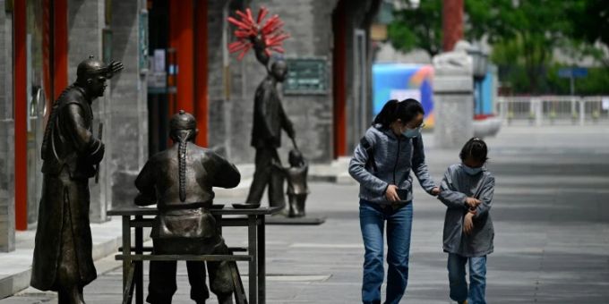 Weitegehend leere Strasse in Peking Weitegehend leere Strasse in Peking