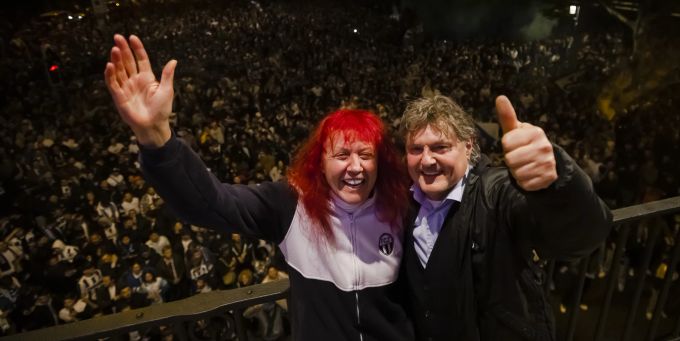 Ancillo Canepa, FCZ-Präsident, rechts, und Heliane Canepa feiern auf dem Balkon des Volkshauses in Zürich. Der FCZ ist gegen die Playoffs in der Super League. (KEYSTONE/Michael Buholzer) Super League