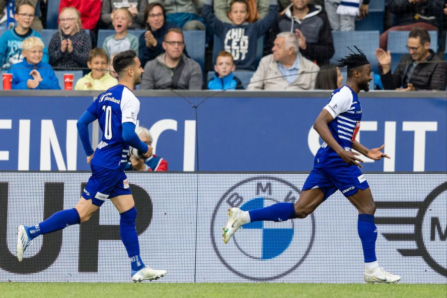 Asumah Abubakar (r.) jubelt nach seinem Führungstreffer.