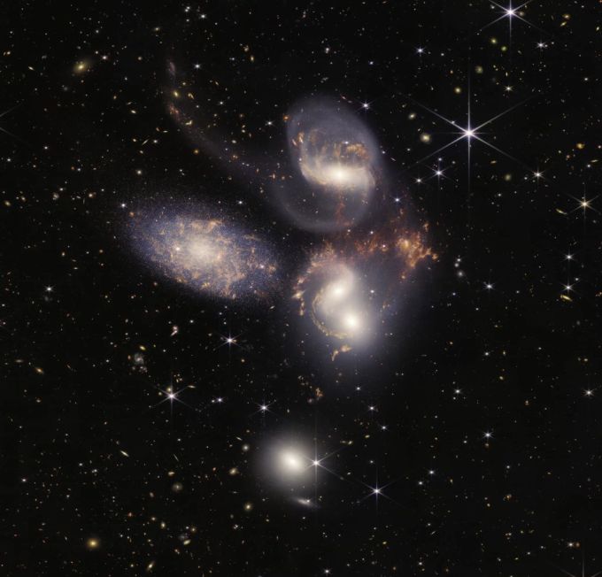 Diese Gruppe von fünf Galaxien hat das James-Webb-Weltraumteleskop der Nasa aufgenommen. James-Webb-Weltraumteleskop