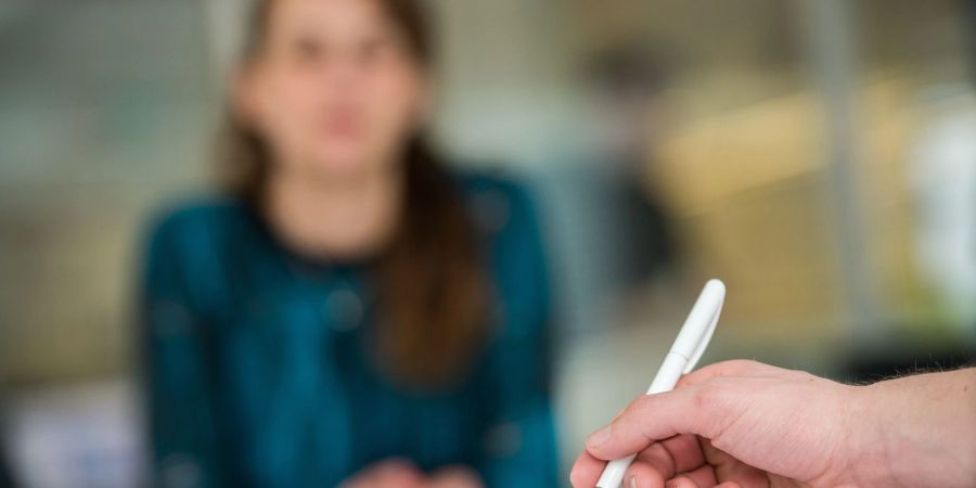 Frauen können der Studie zufolge auf das gesamte Erwerbsleben gerechnet, nur etwas mehr als halb so viel Bruttoeinkommen erarbeiten wie Männer.