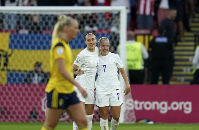Lucy Bronze und Beth Mead treffen für England im Halbfinal der Euro 2022 gegen Schweden. England Schweden Euro 2022