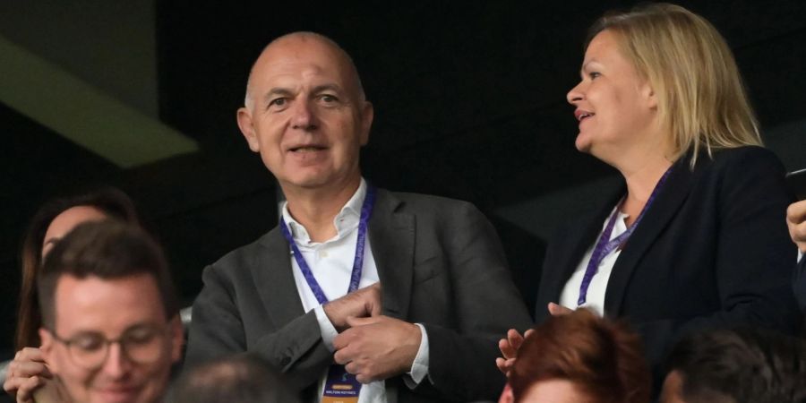 DFB-Präsident Bernd Neuendorf und Nancy Faeser (SPD), Bundesministerin für Inneres und Heimat, verfolgen das Halbfinale der DFB-Auswahl gegen Frankreich im Stadion.