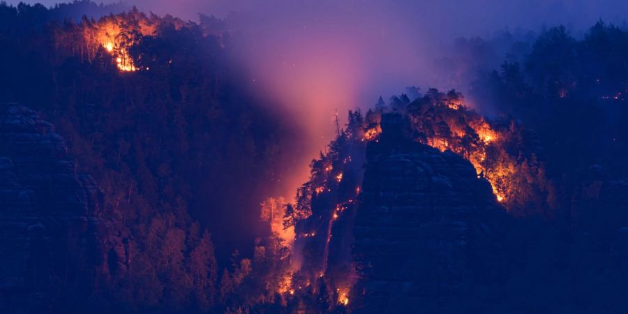 In der sächsischen Schweiz erstreckte sich das Feuer am Dienstagabend über 250 Hektar.