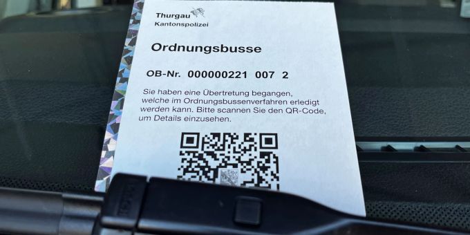 Die neuen Bussenzettel weisen als Hauptmerkmal einen QR-Code auf und sind mit einem Silberstreifen am linken Rand versehen Die neuen Bussenzettel weisen als Hauptmerkmal einen QR-Code auf