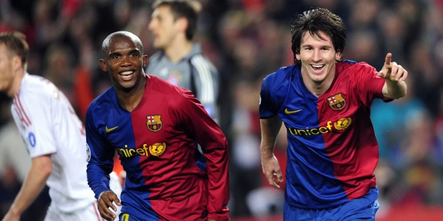 Samuel Eto'o im Dress von FC Barcelona neben Lionel Messi.