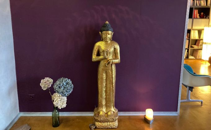 Gefällt Regula Kaech Krueger am besten: Goldener Buddha vor der Auberginen-Wand. Yoga