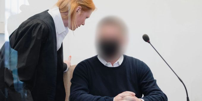 Der angeklagte Fotograf beim Prozessbeginn im Landgericht Köln. Der angeklagte Fotograf beim Prozessbeginn im Landgericht Köln.