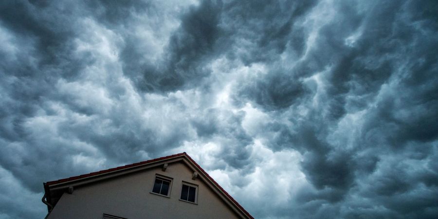 Unwetter nehmen zu und mit ihnen auch das Risiko für Elementarschäden am Eigenheim. Wie sehr die eigenen vier Wände gefährdet sind, lässt sich online berechnen.