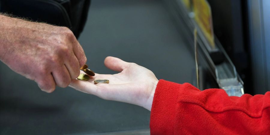 Ein Job an der Supermarktkasse kann als Minijob zählen. Beschäftigte dürfen aber bestimmte Verdienstgrenzen nicht überschreiten.