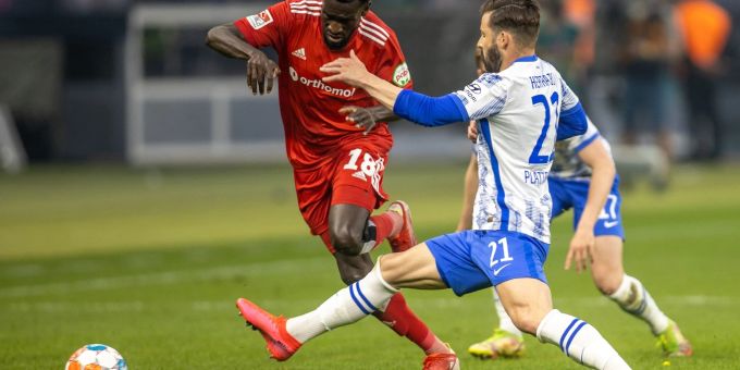 Berlins Marvin Plattenhardt (r) kämpft gegen Bakery Jatta vom Hamburger SV um den Ball. Berlins Marvin Plattenhardt (r) kämpft gegen Bakery Jatta vom Hamburger SV um den Ball.