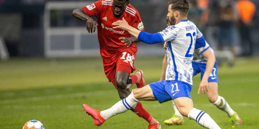 Berlins Marvin Plattenhardt (r) kämpft gegen Bakery Jatta vom Hamburger SV um den Ball.