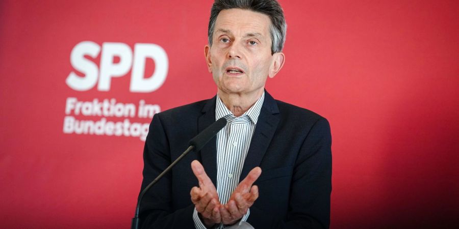 Der Vorsitzende der SPD-Bundestagsfraktion hat mit seinem Vorstoss zu einer anderen Finanzierung der Milliarden-Finanzspritze für die Bundeswehr eine Debatte angestossen.