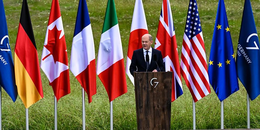 Bundeskanzler Olaf Scholz (SPD) spricht auf einer Pressekonferenz zum Abschluss des G-7-Gipfels auf Schloss Elmau. Foto: Peter Kneffel/dpa