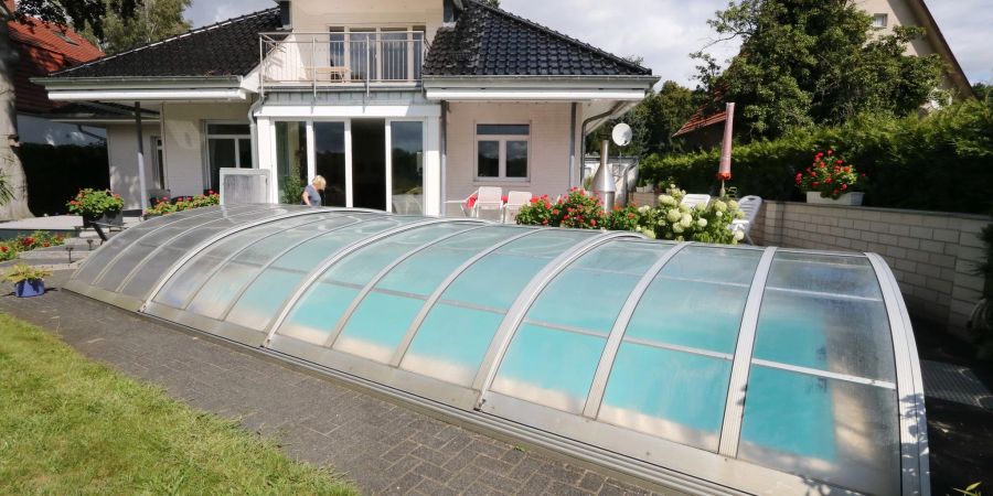 Eine Abdeckung verringert die Verdunstung des Poolswassers - und hilft beim Wassersparen.